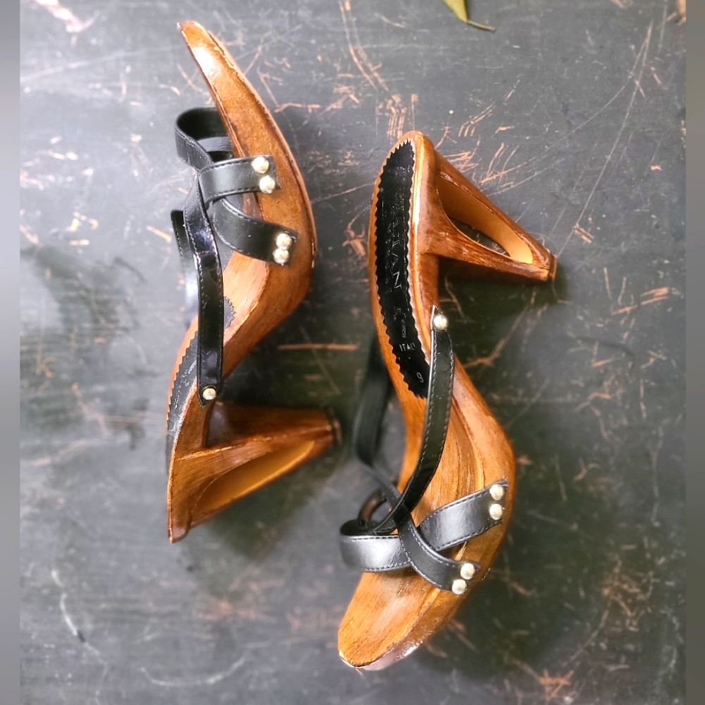 Italian Shoemakers Black Leather Studded Strap Glossy Wood Sandal Heels Size 7